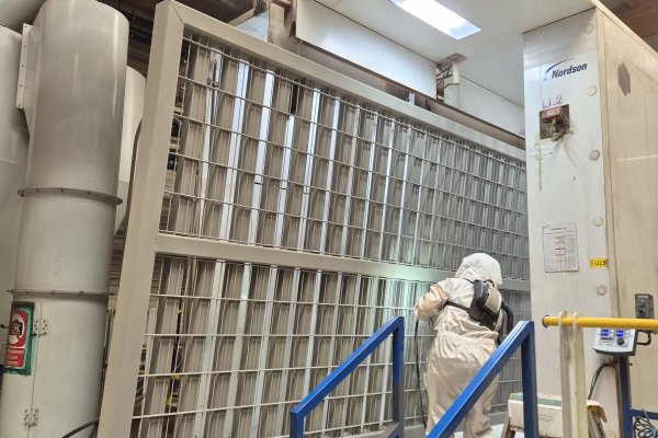 Portail industriel pendant thermolaquage