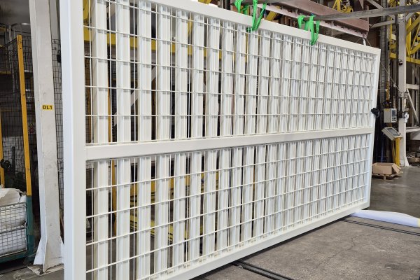 Portail industriel après thermolaquage